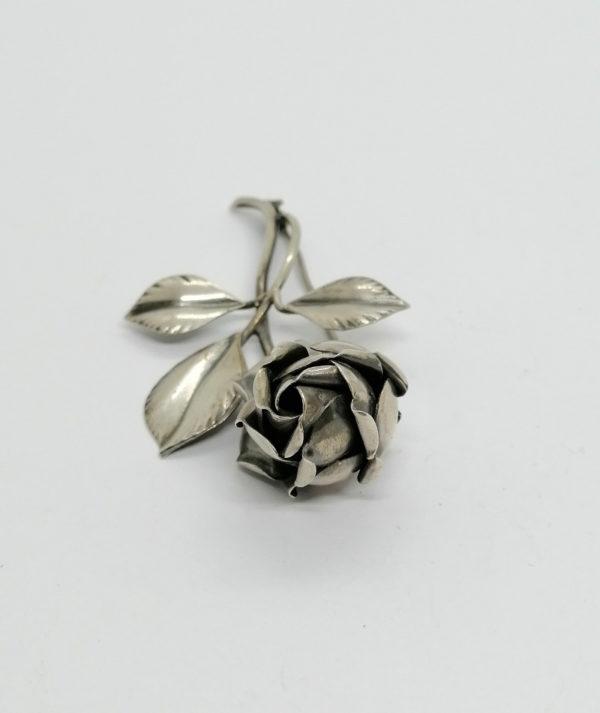 Broche argent, une rose et son feuillage, fin Art Nouveau, 1925-30. – Image 2