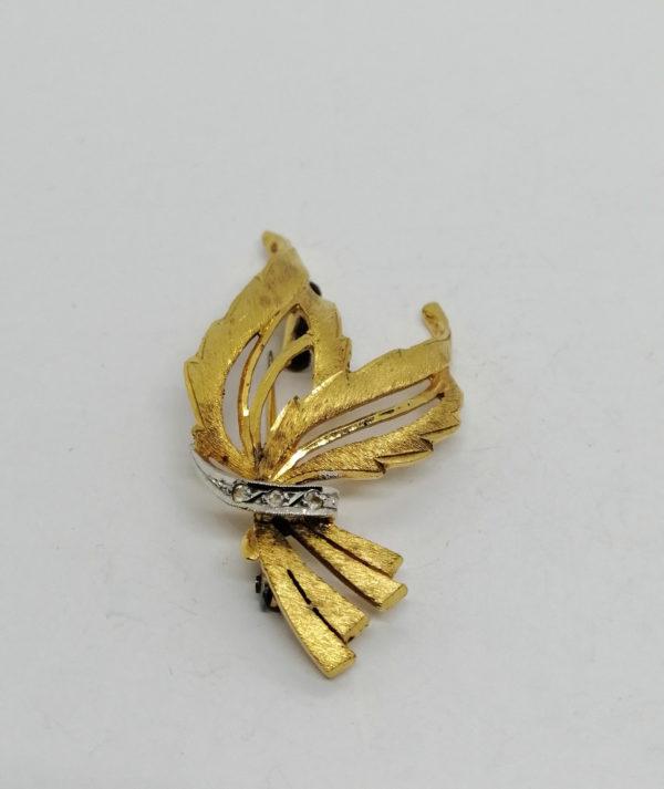 Broche argent vermeil, façon feuilles stylisées et ruban, sertie de pierres. – Image 2