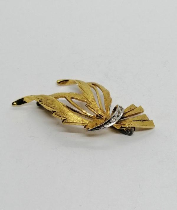 Broche argent vermeil, façon feuilles stylisées et ruban, sertie de pierres. – Image 3
