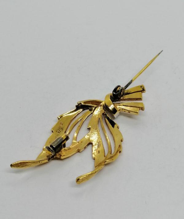 Broche argent vermeil, façon feuilles stylisées et ruban, sertie de pierres. – Image 4
