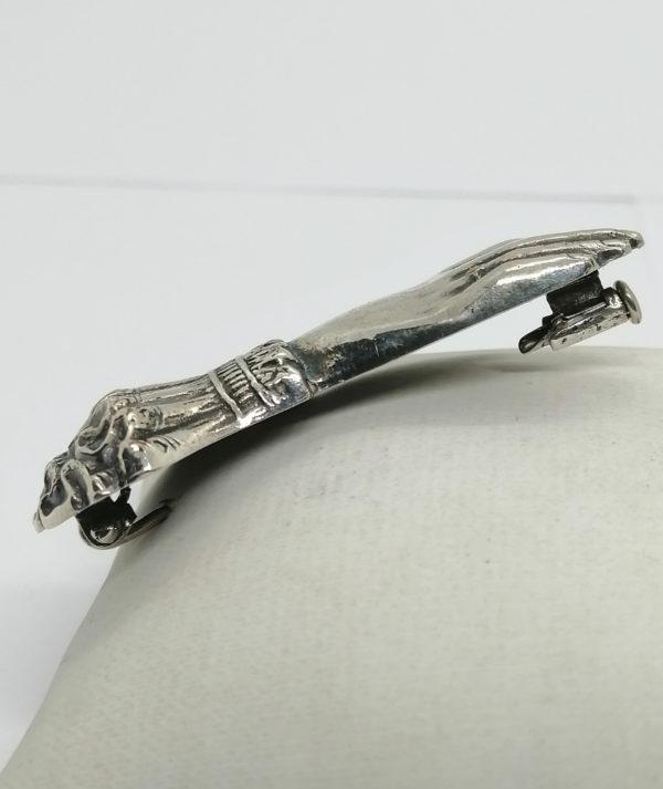 Broche en métal blanc représentant une main. – Image 2