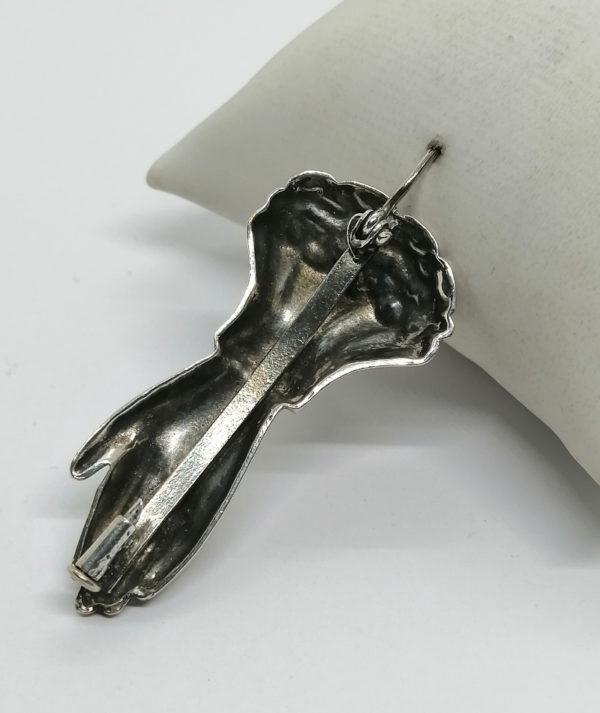 Broche en métal blanc représentant une main. – Image 3