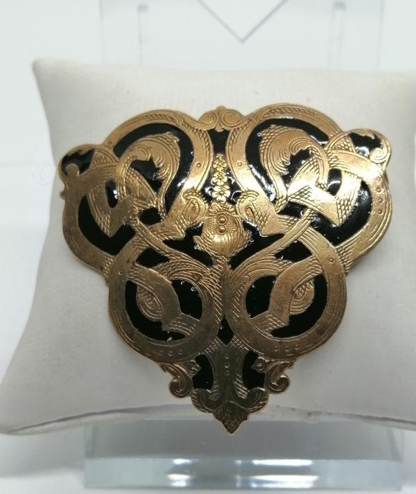 Broche en laiton cuivré, avec décor cloisonné en émail de couleur noir.