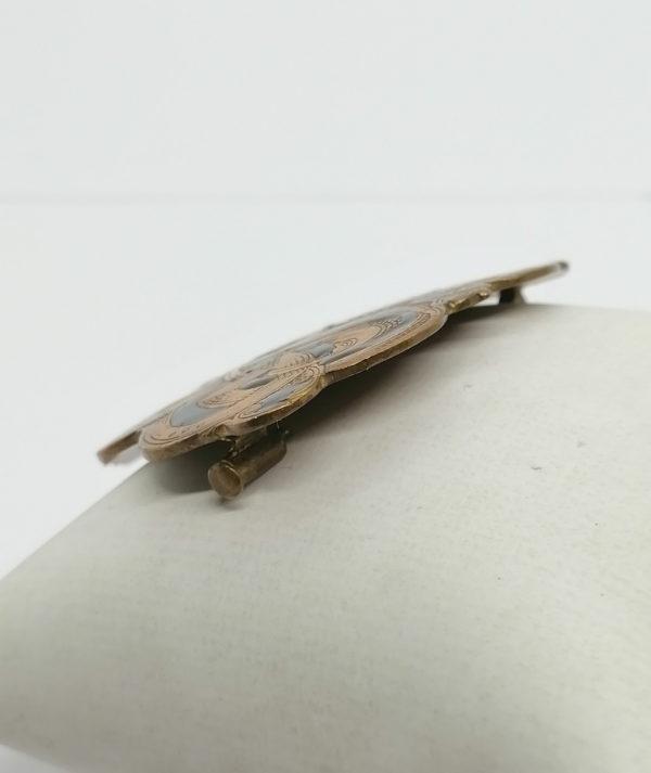 Broche en laiton cuivré, avec décor cloisonné en émail de couleur noir. – Image 2