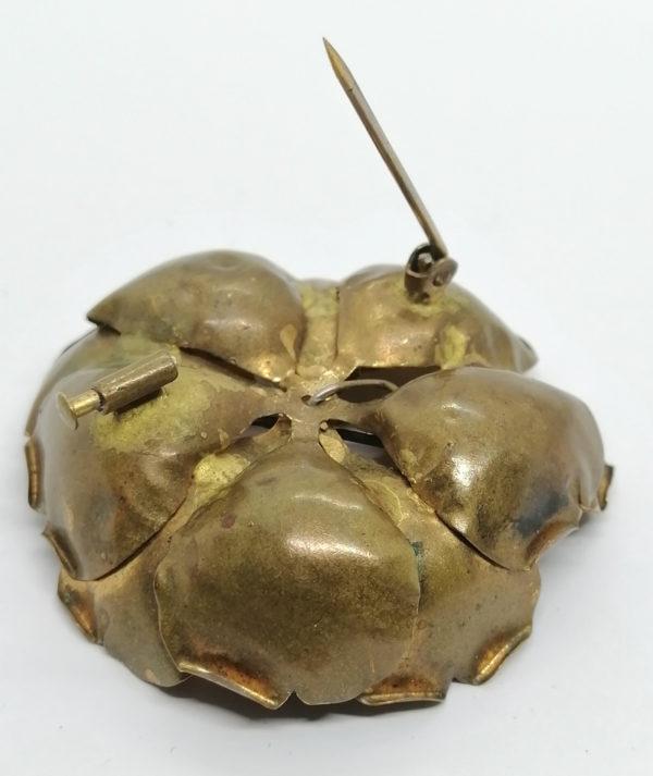 Broche en forme de fleur façonné en laiton jaune et perle. – Image 3