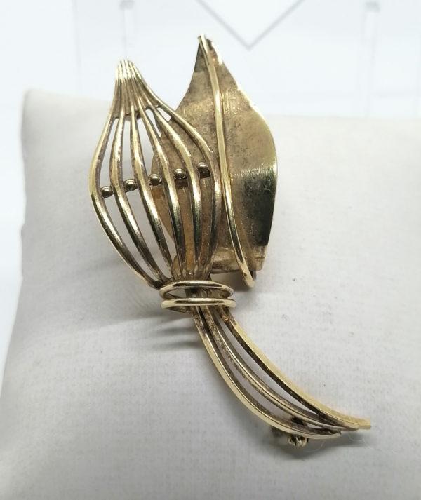 Broche laiton jaune représentant deux feuilles.