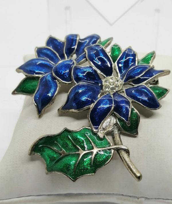 Broche réprésentant deux grosses fleurs et feuilles émaillées. – Image 2