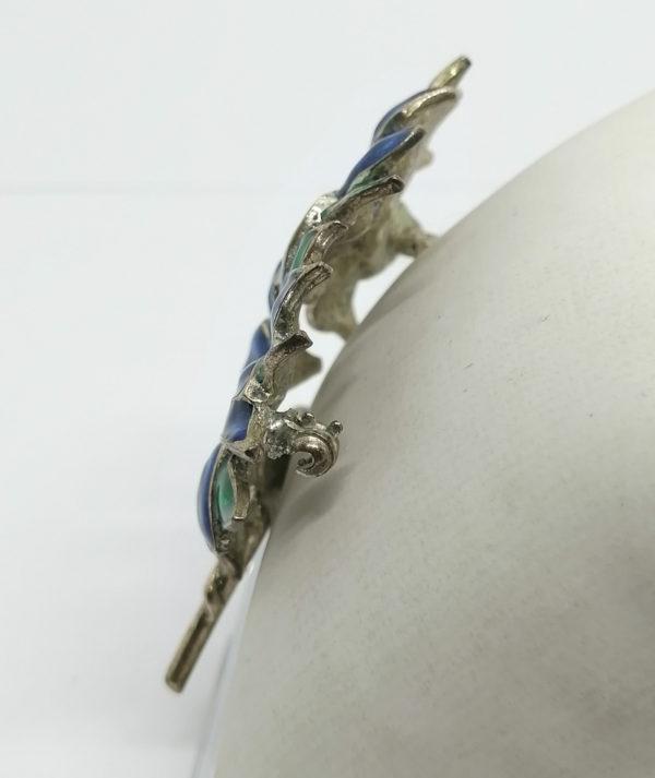 Broche réprésentant deux grosses fleurs et feuilles émaillées. – Image 3