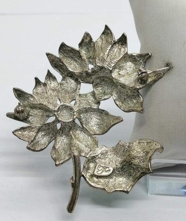 Broche réprésentant deux grosses fleurs et feuilles émaillées. – Image 4