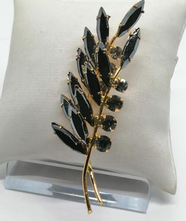 Broche en laiton façon feuille avec pavage de strass.