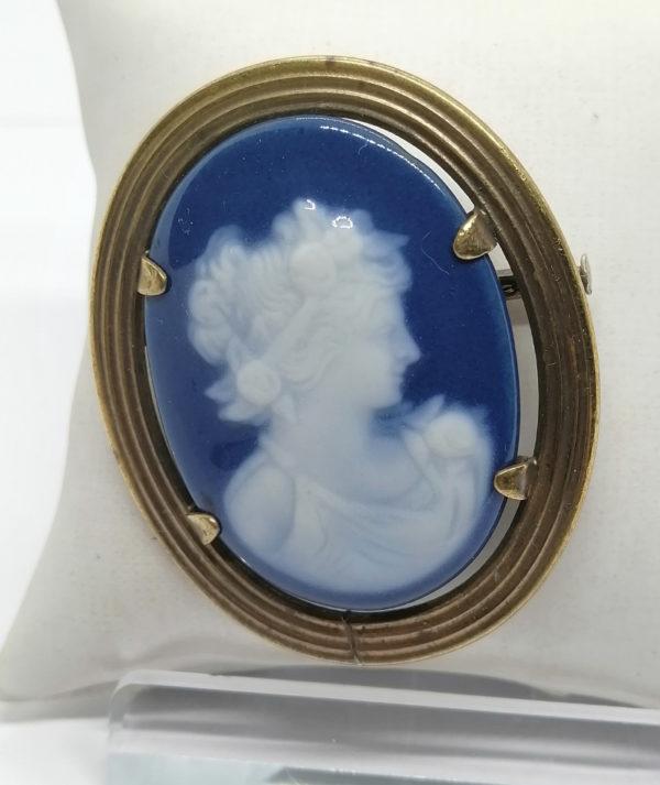 Broche porcelaine d'art de Limoges, portrait de femme.