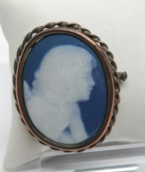 Broche métal cuivré, avec porcelaine représentant un ange.