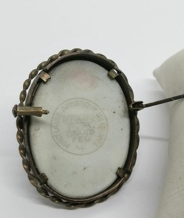 Broche métal cuivré, avec porcelaine représentant un ange. – Image 3