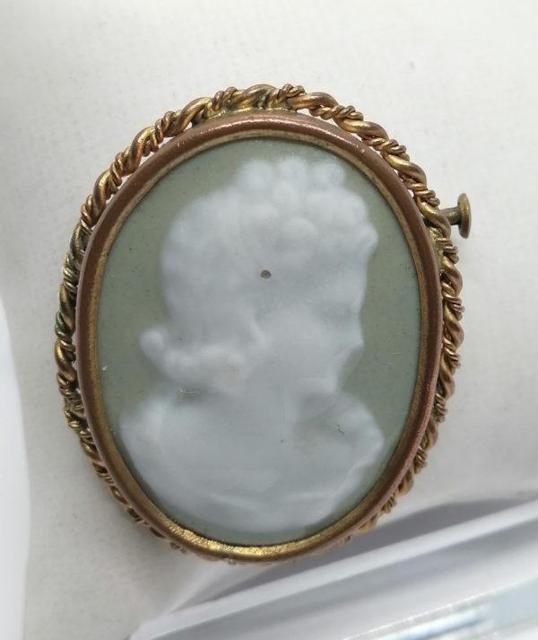 Broche avec porcelaine sur fond vert céladon, façon camée.