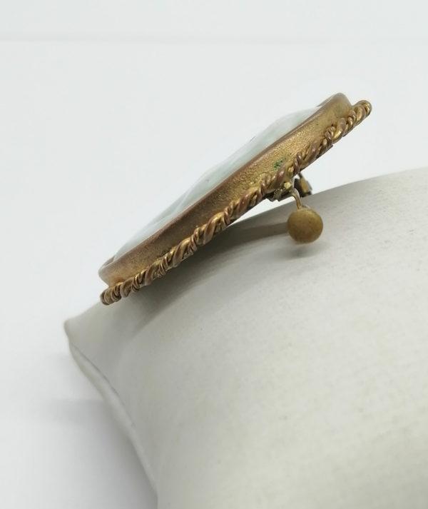 Broche avec porcelaine sur fond vert céladon, façon camée. – Image 2