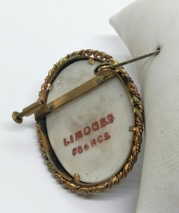 Broche avec porcelaine sur fond vert céladon, façon camée. – Image 3