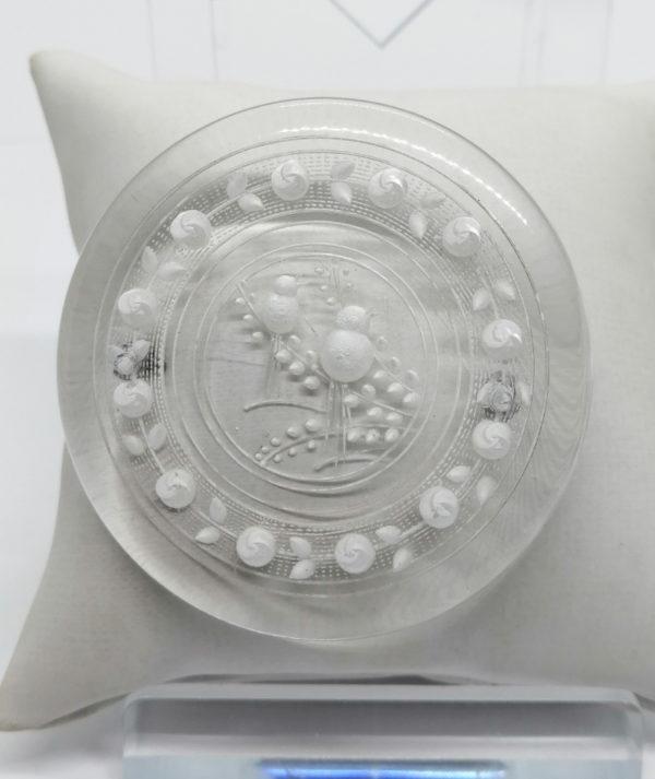 Broche en plexi, motif fleurs et oiseaux.