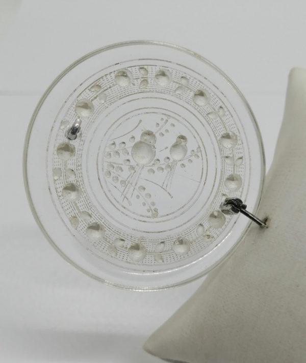 Broche en plexi, motif fleurs et oiseaux. – Image 4