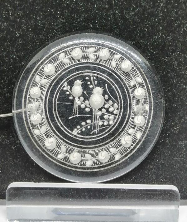 Broche en plexi, motif fleurs et oiseaux. – Image 2