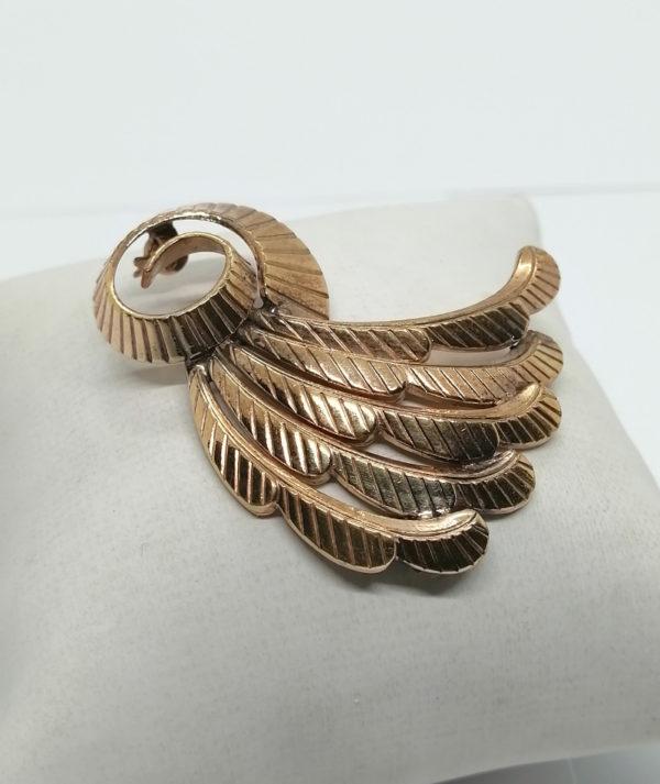 Broche façon plumes stylisées en plaqué or. – Image 2