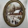 Broche, porcelaine de Limoges, représentant un paysage en hiver.
