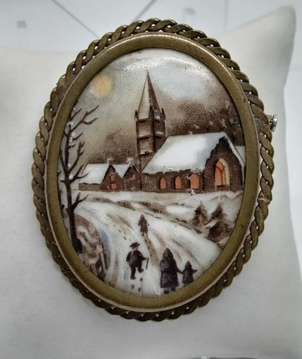 Broche, porcelaine de Limoges, représentant un paysage en hiver.