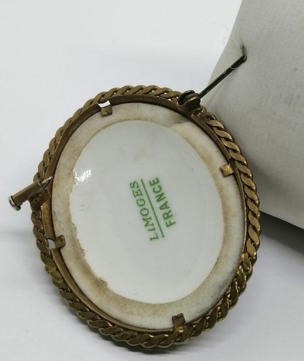 Broche, porcelaine de Limoges, représentant un paysage en hiver. – Image 3