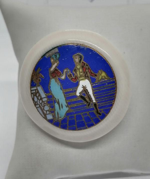 Broche ronde avec scène émaillée.