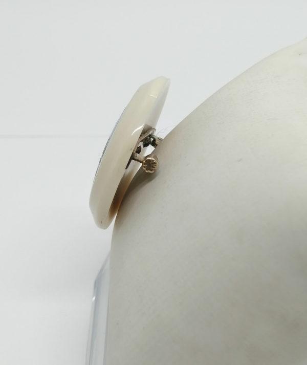 Broche ronde avec scène émaillée. – Image 2