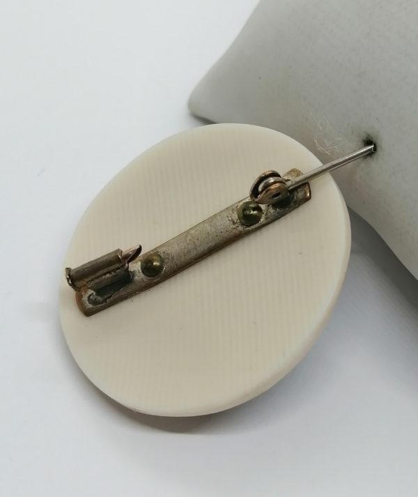 Broche ronde avec scène émaillée. – Image 3