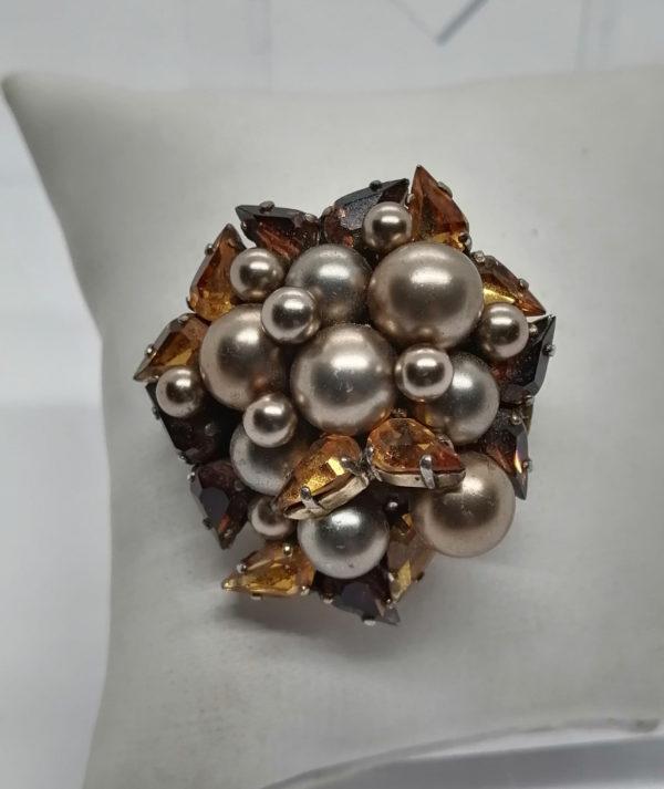 Broche laiton, mélange de perles et de strass forme poire couleur ambre.