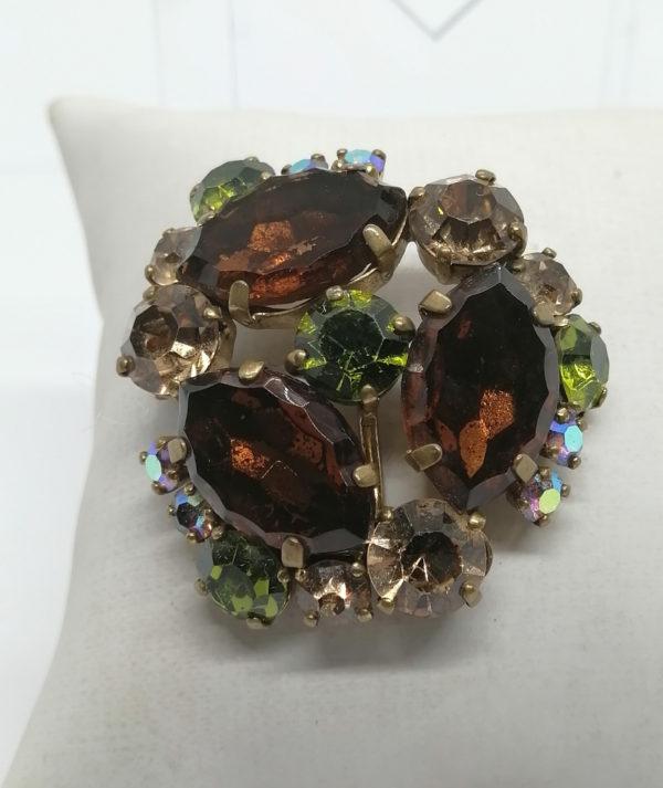 Broche/pendentif, laiton, avec pavage de gros strass au centre en forme de navette.