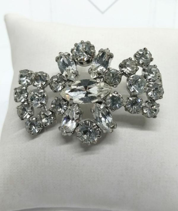 Broche métal blanc ajourée, et pavage de strass blanc