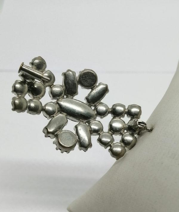 Broche métal blanc ajourée, et pavage de strass blanc – Image 3