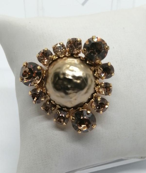 Broche en laiton avec strass brun orangé.