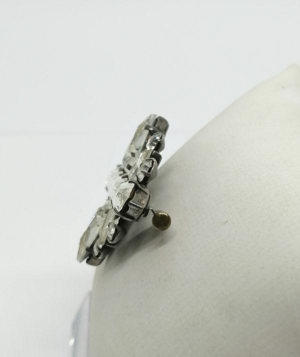 Broche en métal, ajourée et pavage de strass blanc avec navettes. – Image 2