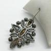 Broche en métal, ajourée et pavage de strass blanc avec navettes. – Image 3