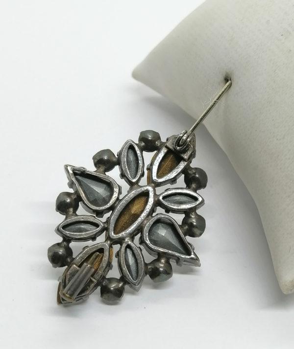 Broche en métal, ajourée et pavage de strass blanc avec navettes. – Image 3