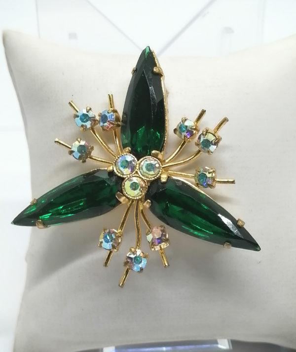 Broche laiton jaune façon fleur, avec trois pétales de couleur verte.