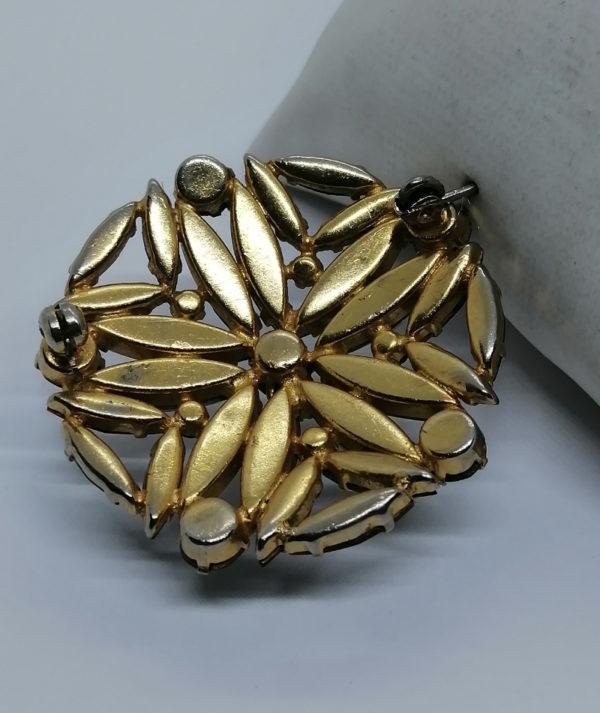 Broche ronde ajourée et pavage de strass en forme de navettes. – Image 3