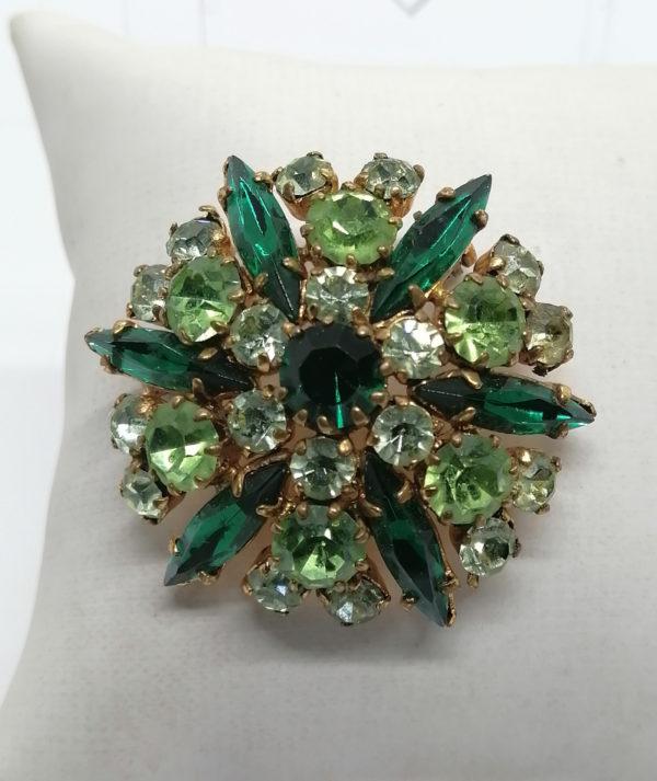Broche en laiton pavage de différentes formes de strass , de couleur vert.