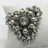 Broche/pendentif en métal blanc, avec strass en navettes et perles d'imitations. – Image 2