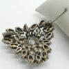 Broche/pendentif en métal blanc, avec strass en navettes et perles d'imitations. – Image 4