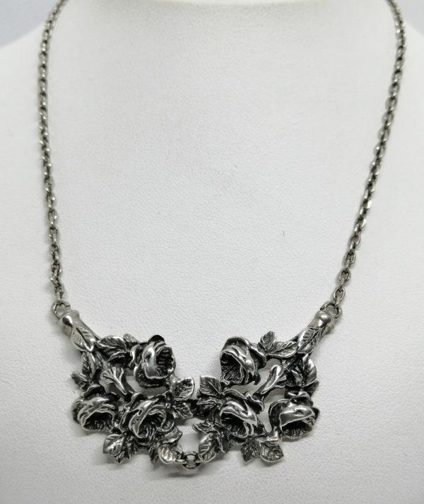 Collier argent, motif central de roses et feuillages, Art Nouveau.