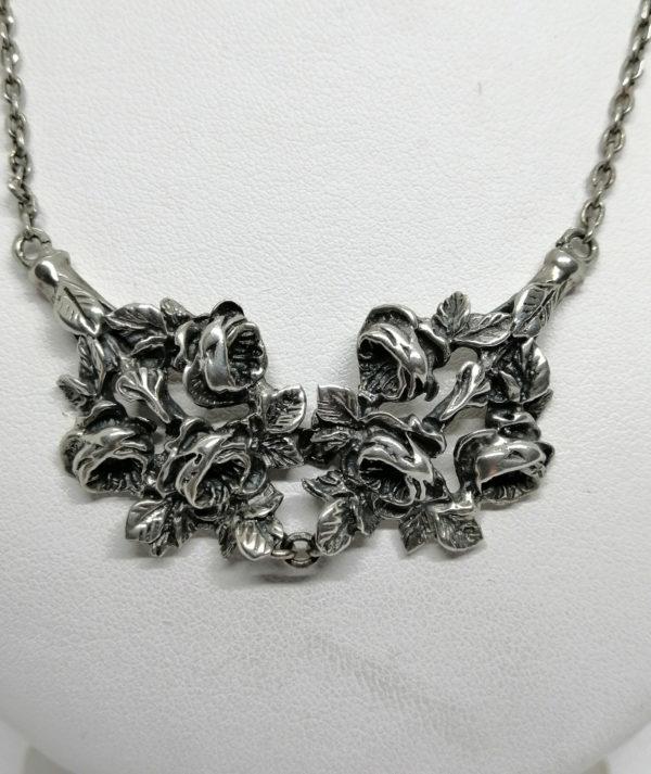 Collier argent, motif central de roses et feuillages, Art Nouveau. – Image 2