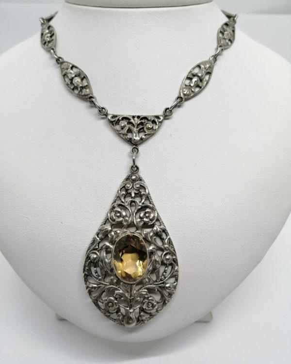 Collier argent, motifs floraux, citrine centrale, travail Italien vers 1920.