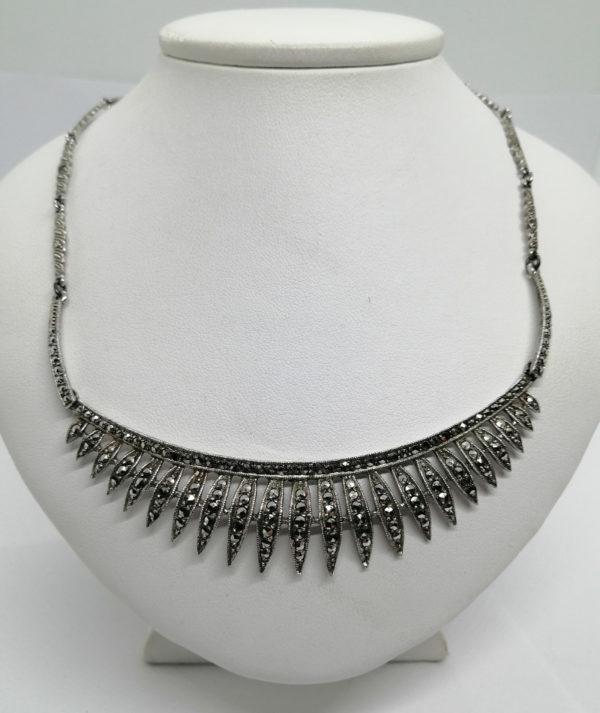 Collier argent, pendant façon diadème avec pavage de marcasites.