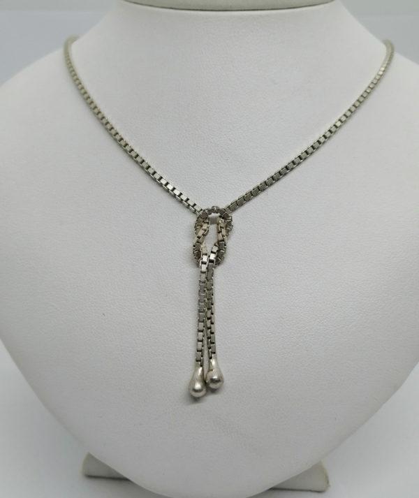Collier argent, vintage, maille vénitienne, et finition en noeud et pampilles.