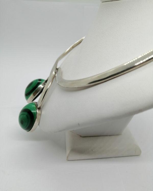 Collier argent, vintage, cerceau et gros cabochons de malachite, 1960. – Image 2