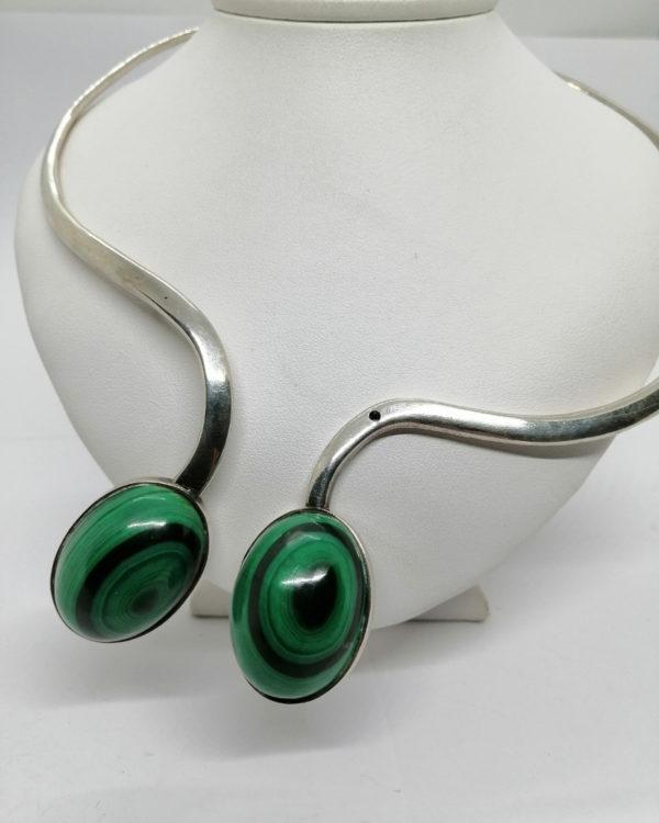 Collier argent, vintage, cerceau et gros cabochons de malachite, 1960. – Image 3